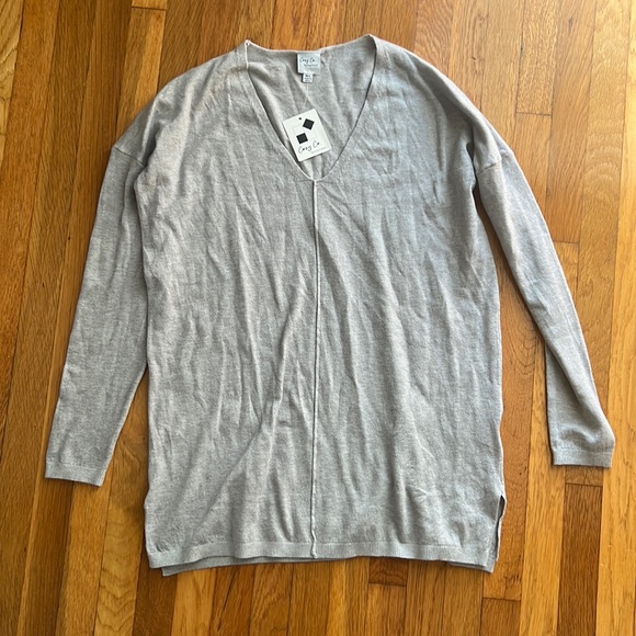 NWT Dove grey V neck lightweight soft knit sweater, medium - Picture 2 of 3